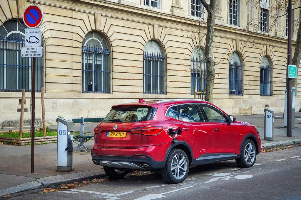 Borne de recharge pour véhicule électrique sur voirie